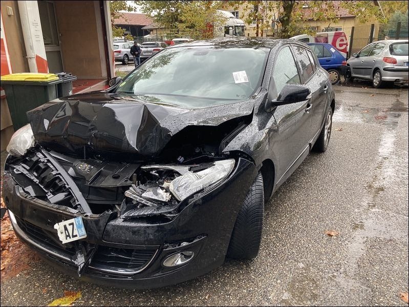 MEGANE  1.5 DCI FAP - 110 DYNAMIQUE accidentée