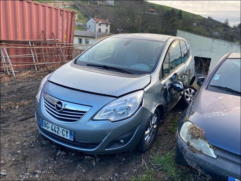 MERIVA  1.7 CDTI FAP COSMO accidentée