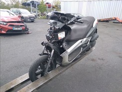 X MAX 125   accidentée