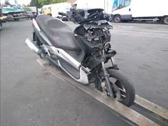 X MAX 125   accidentée