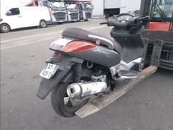 X MAX 125   accidentée