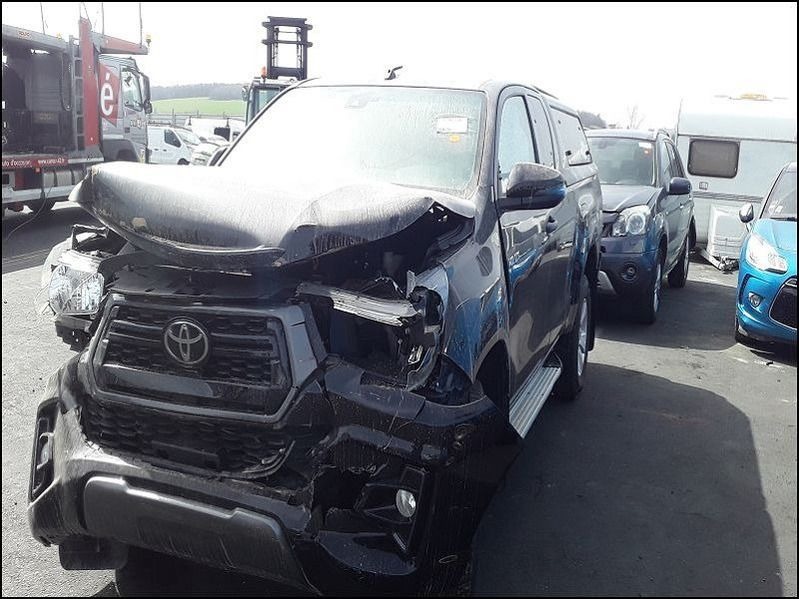 HILUX 2.4 D4D accidentée